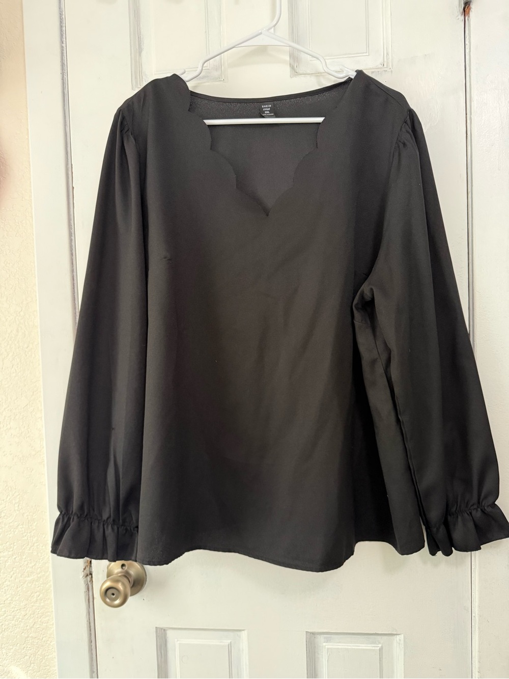 SHEIN Black Scallop V-Neck Long Sleeve Blouse